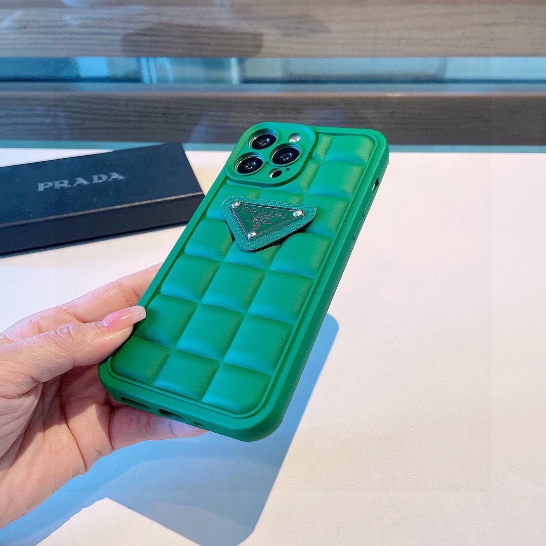 普拉达手机壳高级bv绿手机壳精准孔方块iPhone15型号已更新型号为了不出现报错型号请打开本机查看手机