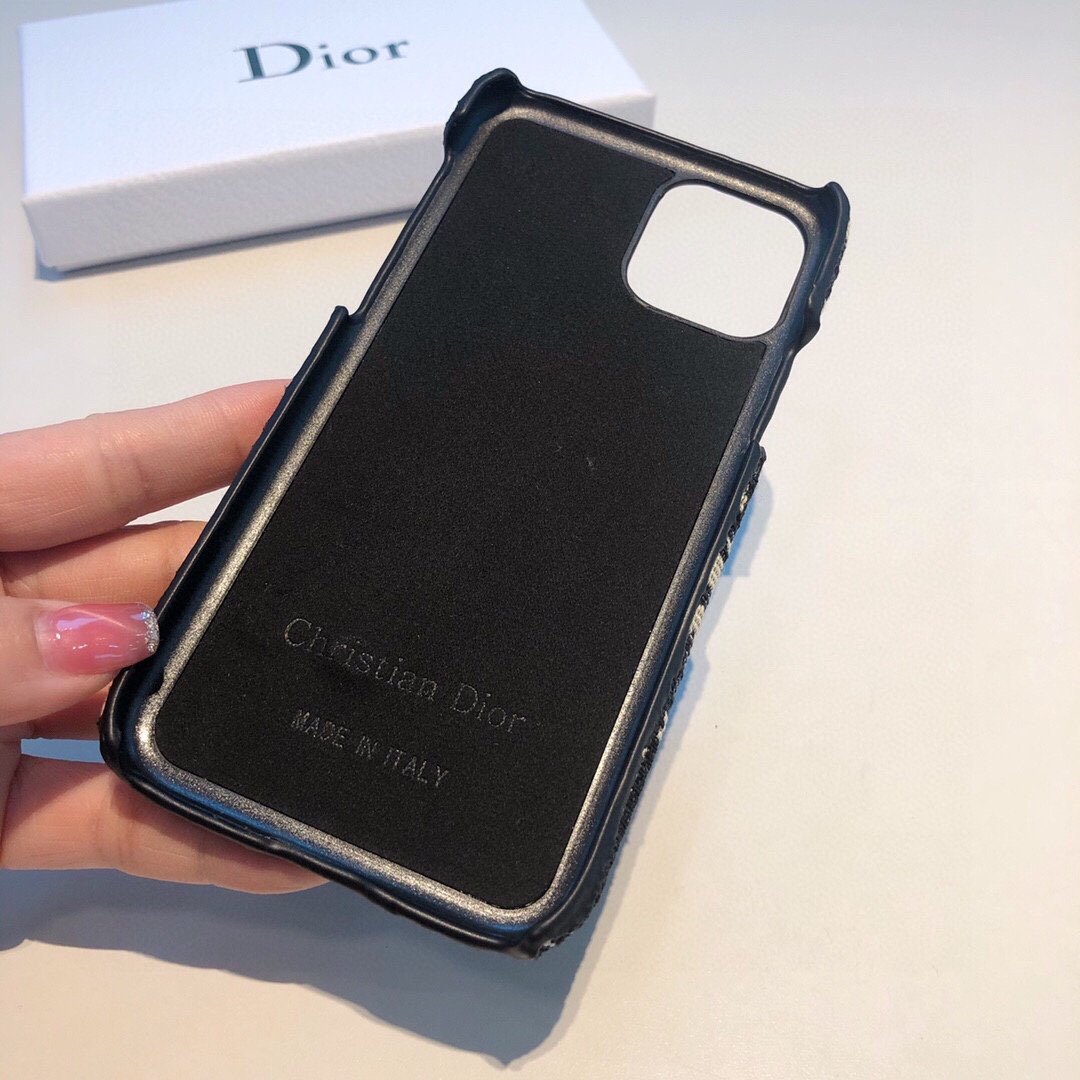 iPhone15型号已更新Dior刺绣布艺手腕手机壳手腕可当支架型号为了不出现报错型号请打开本机查看手机