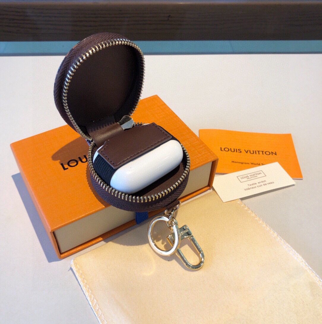 LV圣诞游乐场系列蓝牙耳机包搭配钥匙扣通用型耳机包既可以放心爱耳的机还可以美美挂包在包上钥匙扣一举俩得[