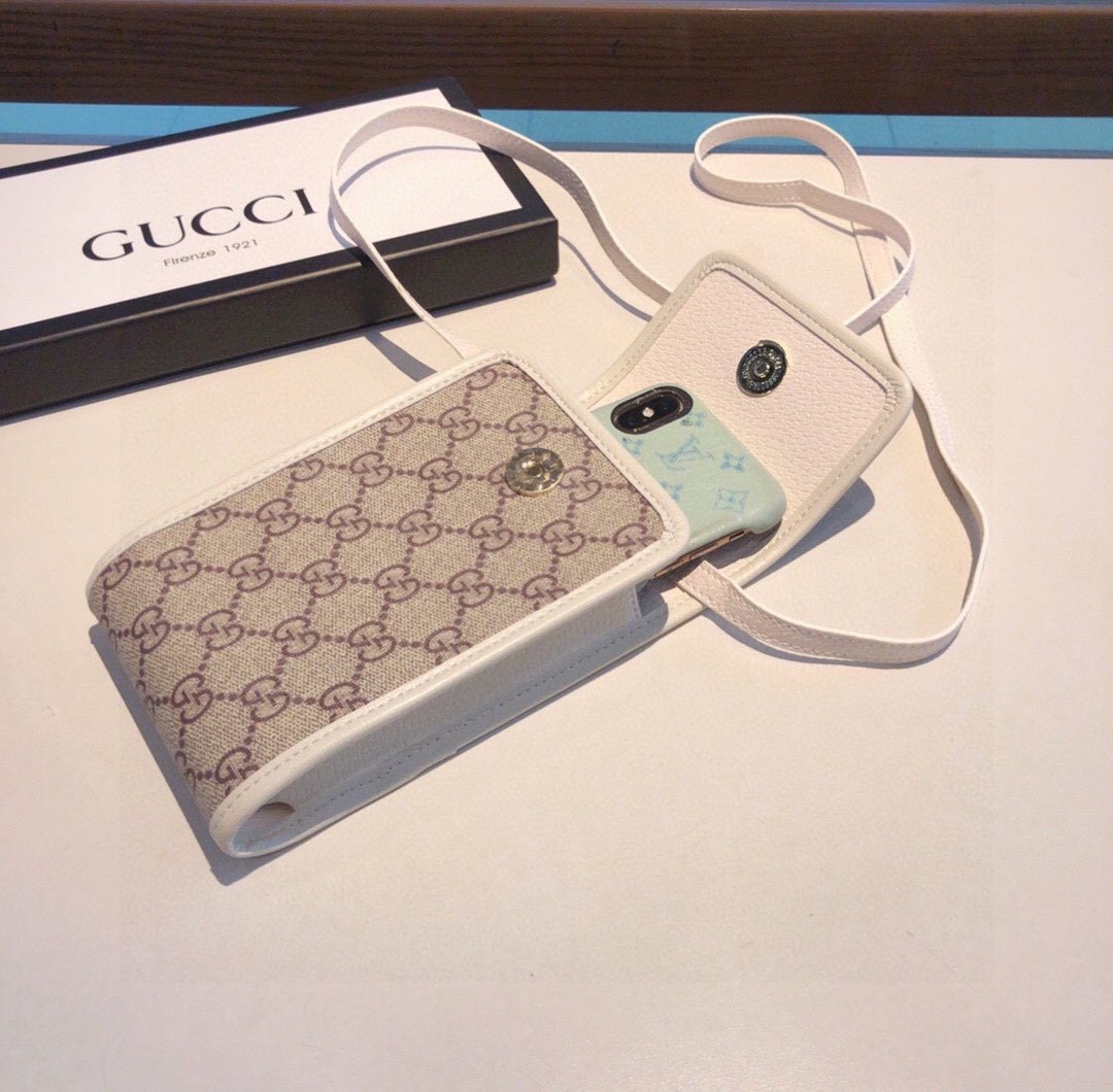 Gucci马衔扣通用手机包生活出门不需要带现金的时代这个包完全可以满足你日常使用内含卡片槽位翻盖设计简单