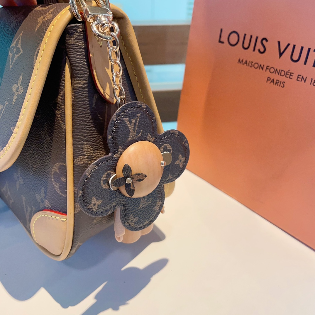 LOUISVUITTON新款包饰与钥匙扣lv太阳花包挂件手机壳挂件可满足各种时尚品味的实用配饰凸显时尚个