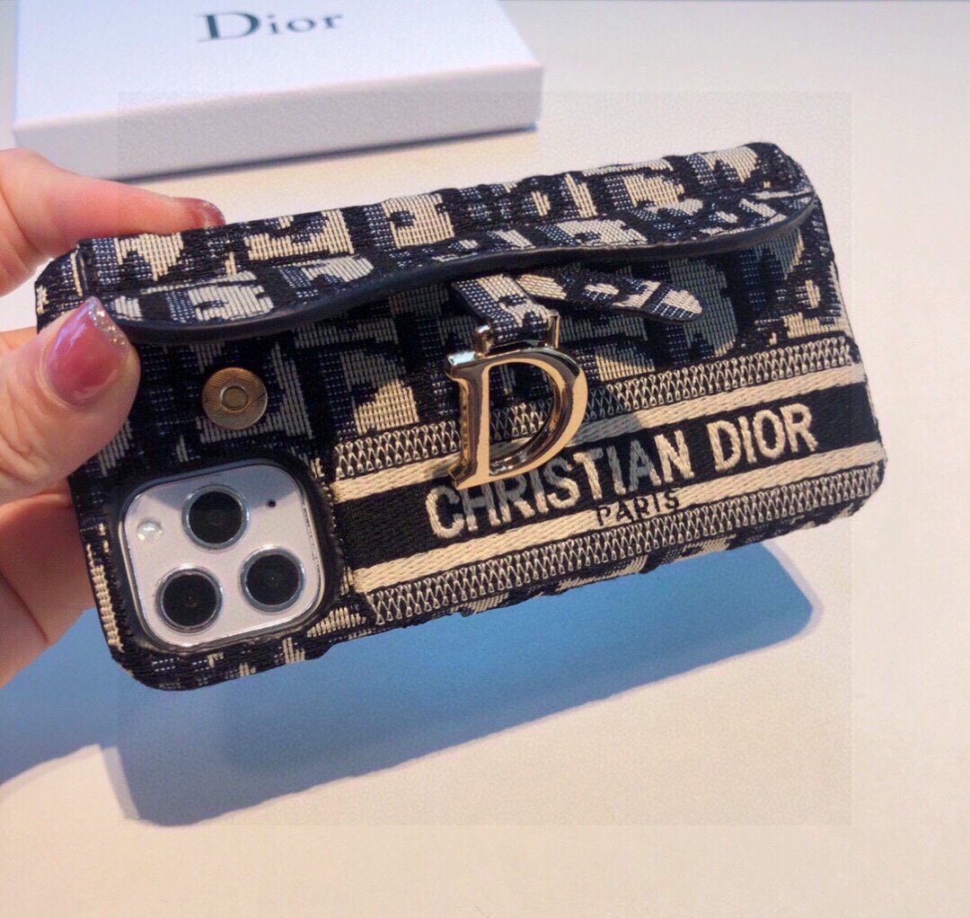 iPhone15型号已更新Dior刺绣布艺手腕手机壳手腕可当支架型号为了不出现报错型号请打开本机查看手机