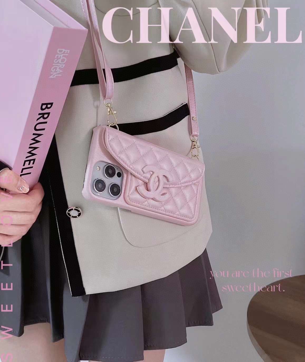 ????bwej ✨爆款上架✨\nCHANEL香奈儿高奢小香风系列手机壳????️????️车线菱格纹便携式卡包，香奈儿斜挎手机壳，带挂绳可斜背可调节长短????\n型号：为了不出现报错型号，请打开本机查看手机设置显示的型号⚠️⚠️⚠️\niPhone15pro max （6.7）\niPhone15pro（6.2）\niPhone15（6.2）\niPhone14（6.1）\niPhone14pro（6.1）\niPhone14pro Max（6.7）\niPhone 13 （6.1）\niP