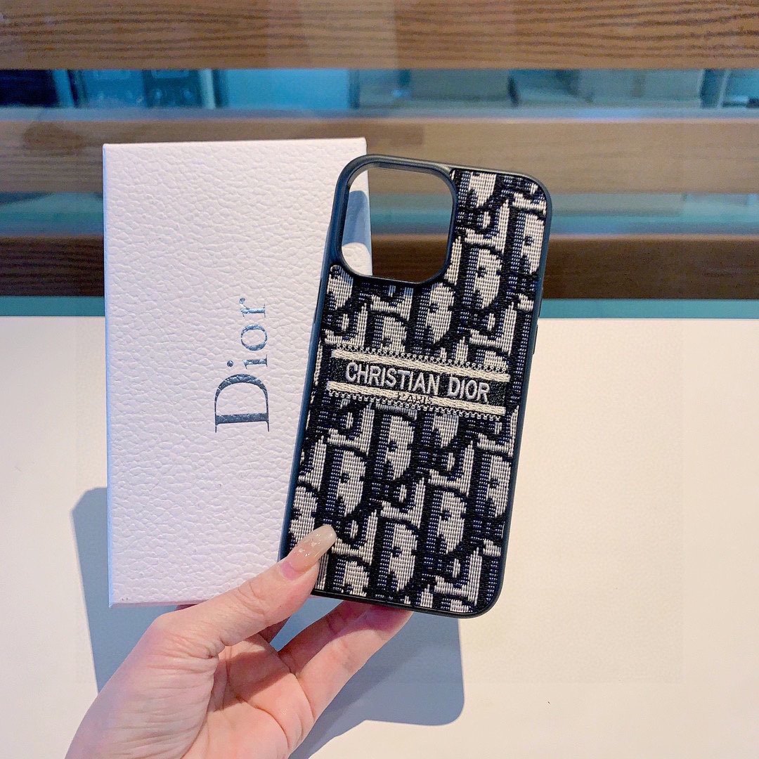 新品上架Dior刺绣布艺全包手机壳型号为了不出现报错型号请打开本机查看手机设置显示的型号️️️iPhon