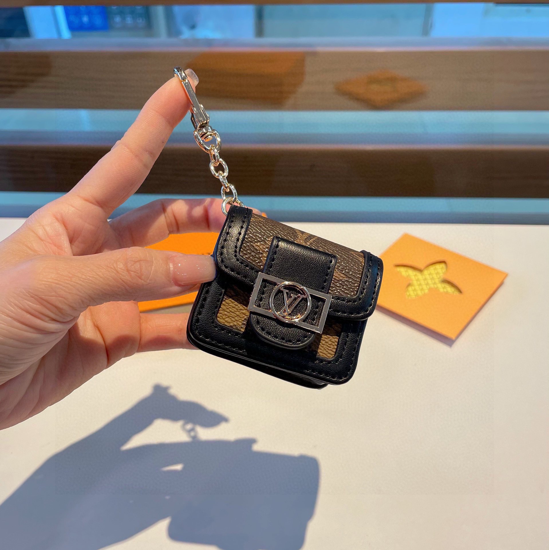 NO:287347,LV Daphne headphones bag official website 1:1 headphone bag with chain, fashionable mini crossbody bag, kill two birds with one stone, Airpods 3 generation 1-2 generation universal, mobile phone case, louis vuitton, satchels, crossbody bags, phone cases19860909LV达芙妮耳机包官网1:1耳机包 可配链条 时尚迷你斜挎包包 一举两得 Airpods 3代 1-2代通用,手机壳,louis vuitton,satchels,crossbody bags,phone cases,accessory