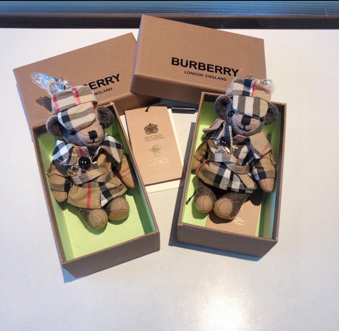 Burberry代工厂小熊挂件巴宝莉披丝巾泰迪熊钥匙扣挂件温柔到心里准备已久精致自留！内部填充物与专柜一