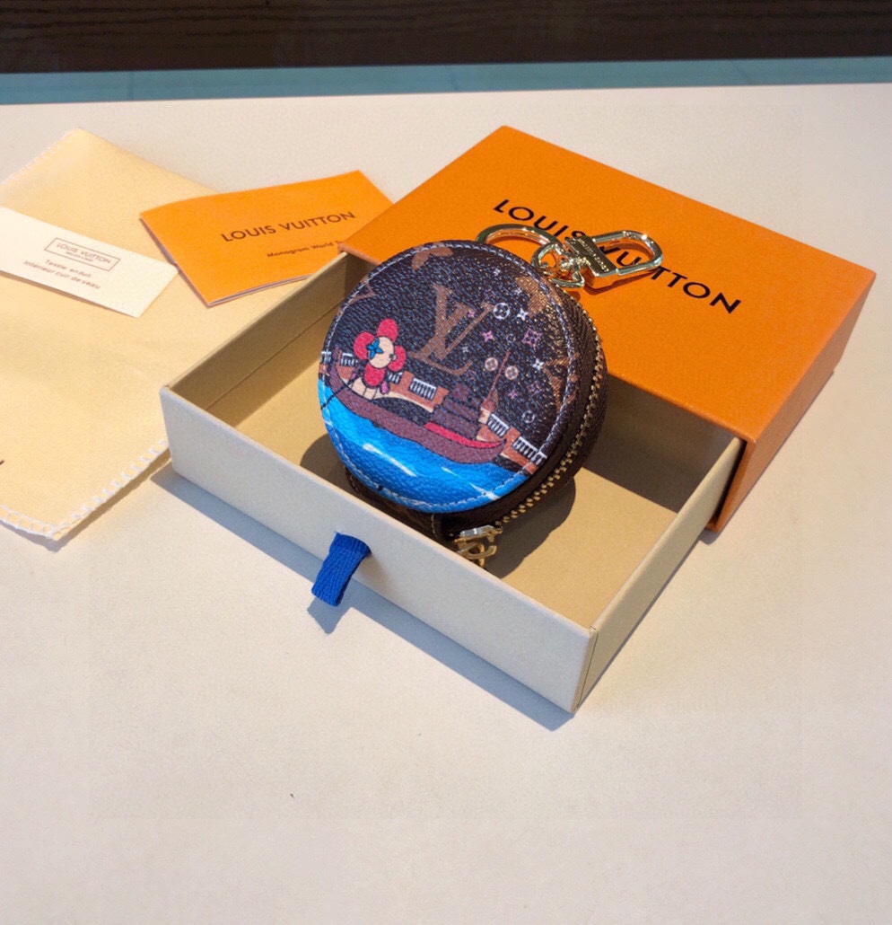 NO:287505,LV Christmas amusement park series, Bluetooth headphone bag with keychain, universal headphone bag, can be assured that the phone of the ear can be hung on the bag, keychain, kill two birds with one stone [strong] Suitable for Apple Airpods 1-2 generation, Pro Huawei FreeBuds 3 picture packaging mobile phone case, mobile phone case, louis vuitton, keychain, phone cases19860909LV圣诞游乐场系列,蓝牙耳机包搭配钥匙扣,通用型耳机包,既可以放心爱耳的机还可以美美挂包在包上、钥匙扣、一举俩得[强] 适用苹果Airpods1-2代,Pro 华为FreeBuds3配图片包装手机壳,手机壳,louis vuitton,keychain,phone cases,accessory