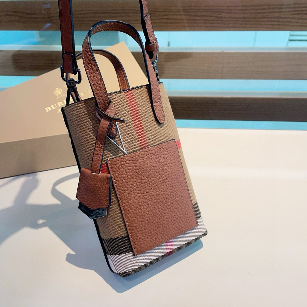 “Stylish Burberry Mobile Bag: Cashless Convenience with Classic Plaid Design” - 图片 5