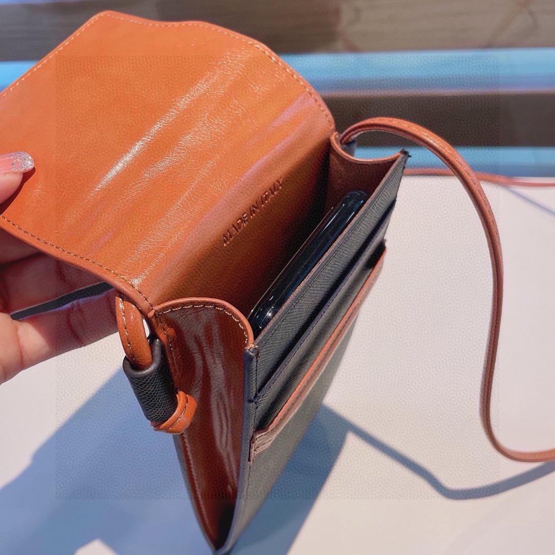 “2022 Hottest Celine Cell Phone Bag: Slashy, Crafty, Double-Packed Must-Have Accessory” - 图片 8