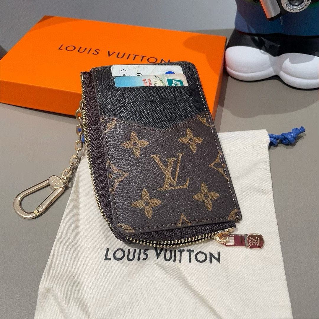  。独家新品LV经典老花卡包，包包挂饰 多功能零钱包钥匙扣，超纤材质 多个卡位