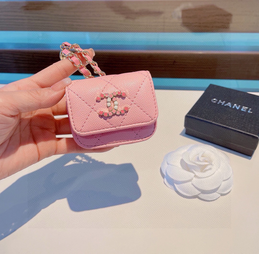 ❤️香奈儿CHANEL💥官网11耳机包 
采用原版鱼子酱荔枝纹皮料
珐琅Logo  时尚迷你包包，挂绳可