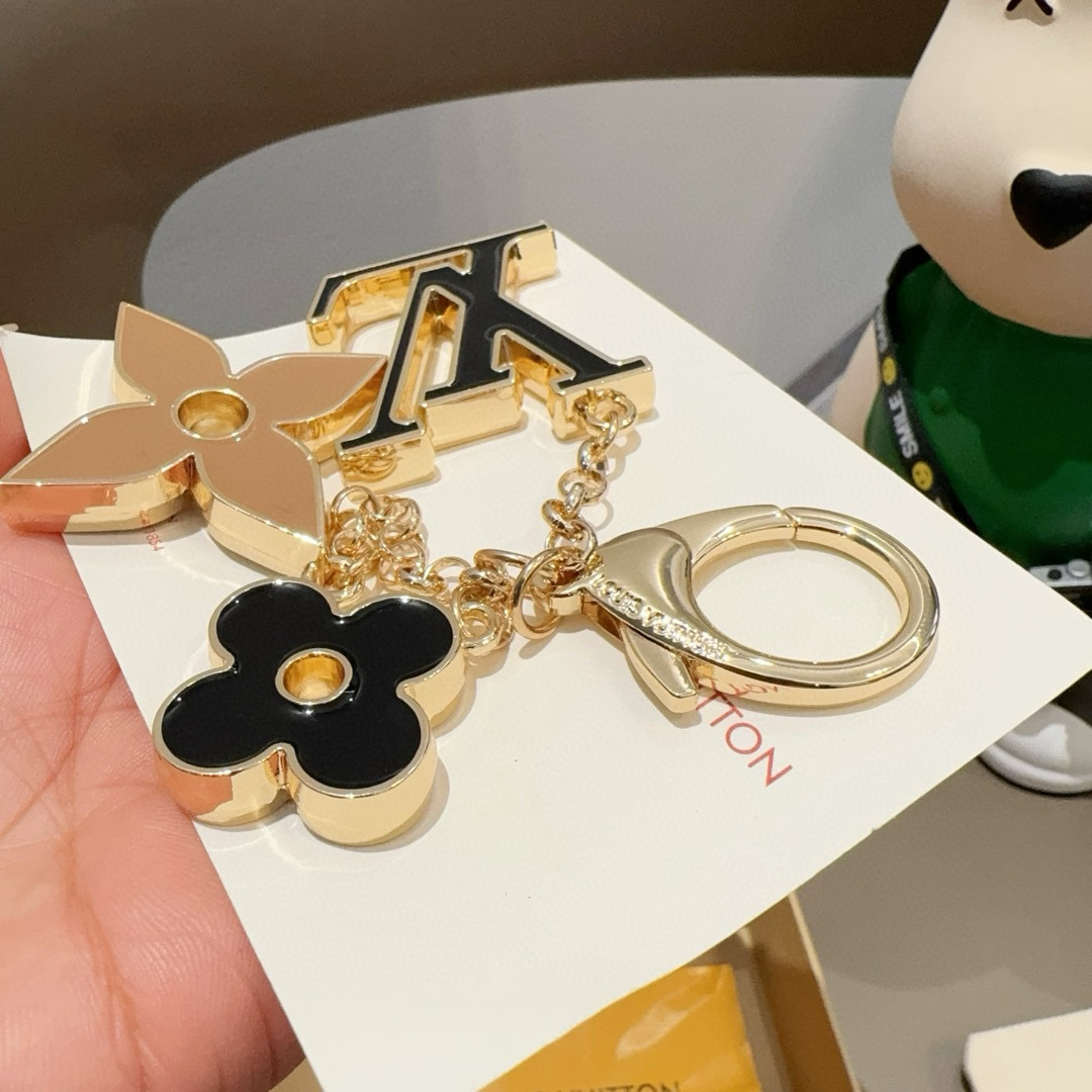 。LOUIS VUITTON官网钥匙扣 LV经典四瓣花设计，精钢电镀搭配精致珐琅 高品质 不是市面普通版