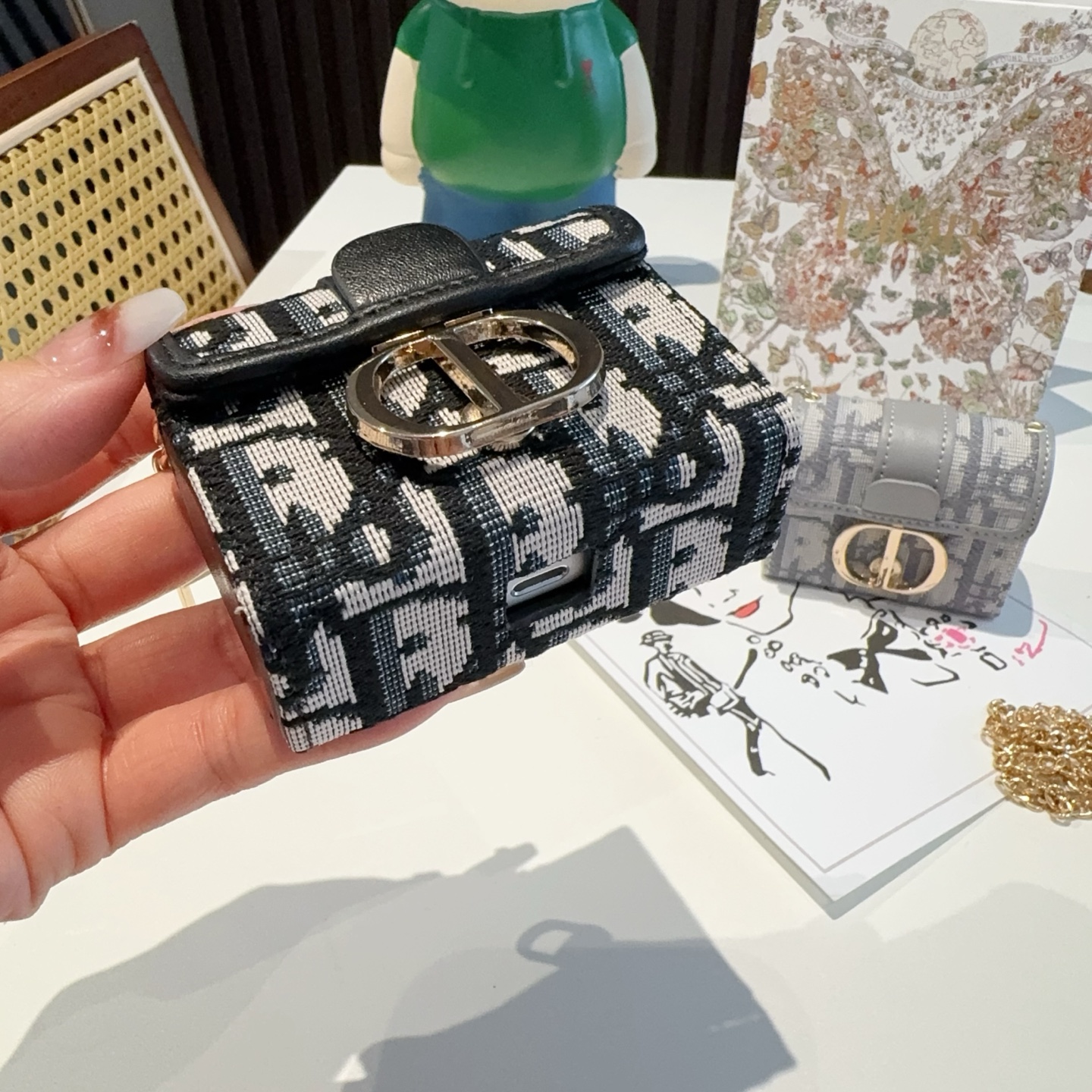 “Dior Mondo Series Mini Bluetooth Headset Kit with Slashed Chain – Compact Size” - 图片 6
