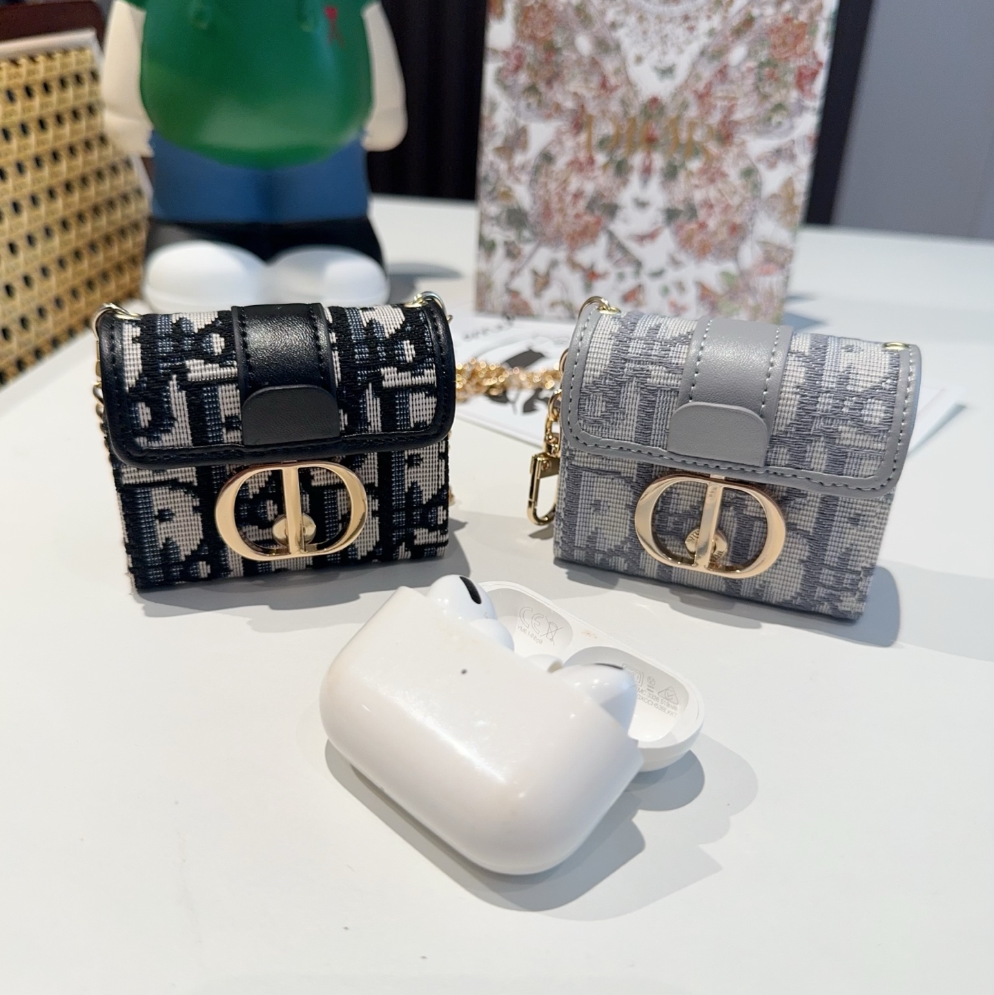 “Dior Mondo Series Mini Bluetooth Headset Kit with Slashed Chain – Compact Size”
