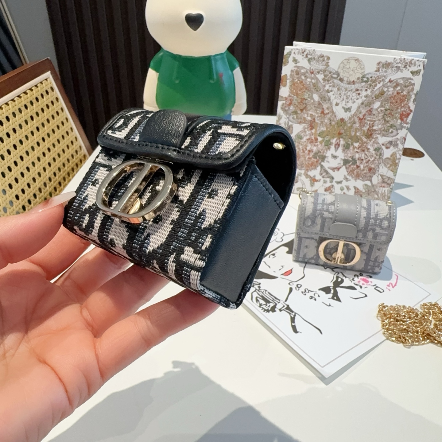 “Dior Mondo Series Mini Bluetooth Headset Kit with Slashed Chain – Compact Size” - 图片 8