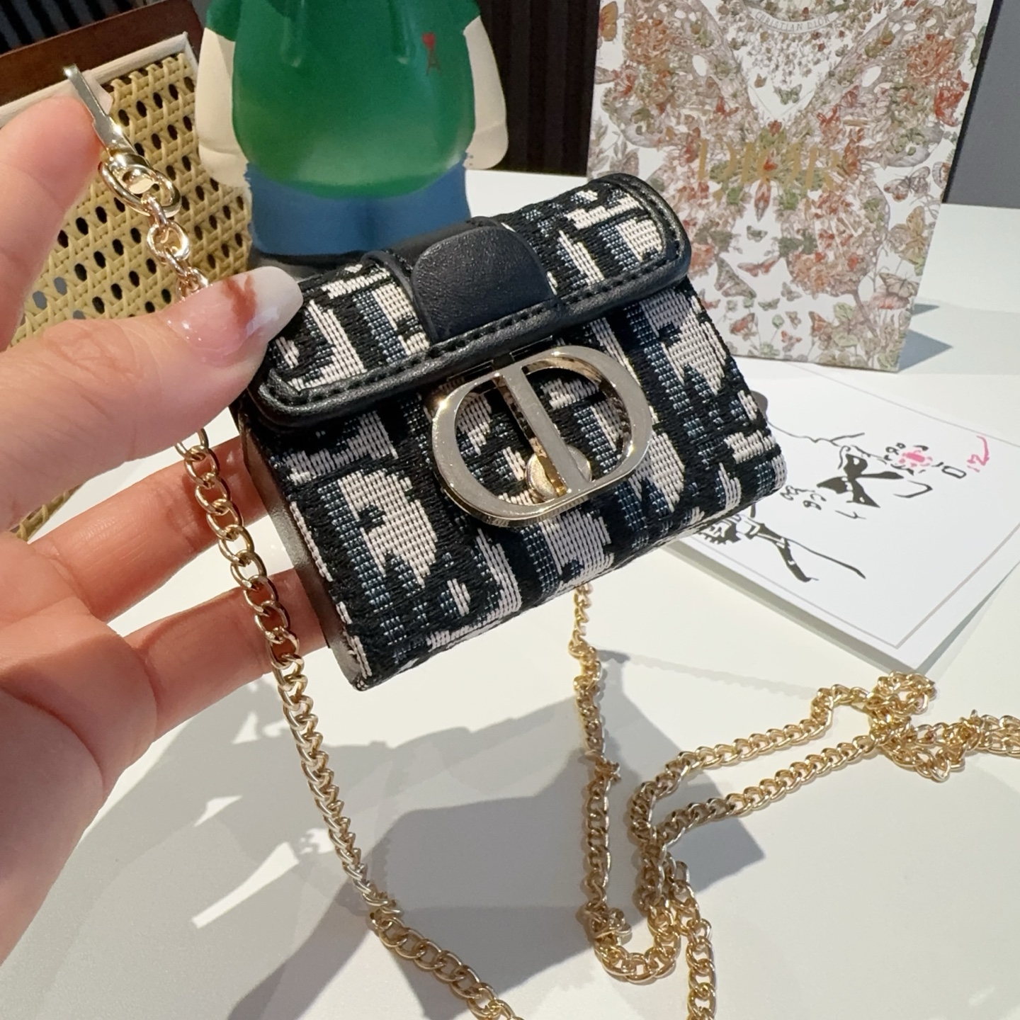 “Dior Mondo Series Mini Bluetooth Headset Kit with Slashed Chain – Compact Size” - 图片 2