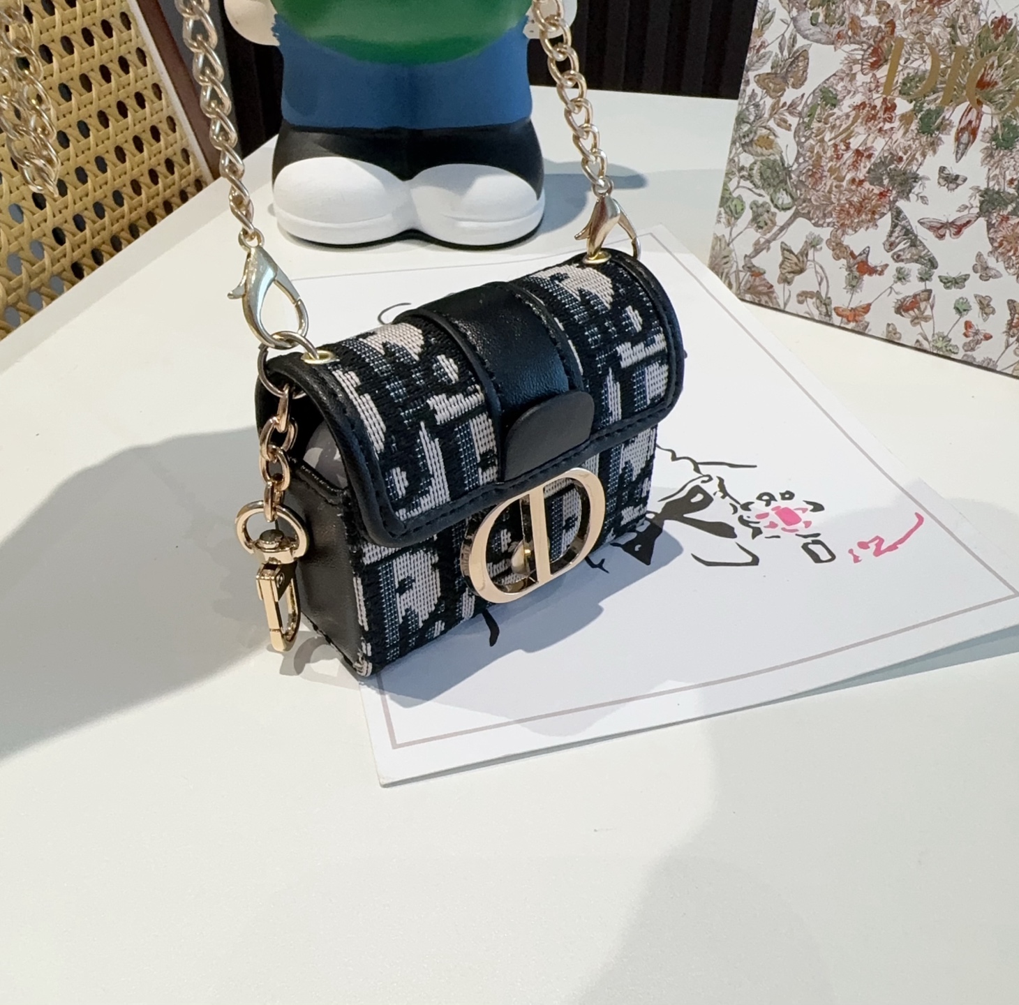 “Dior Mondo Series Mini Bluetooth Headset Kit with Slashed Chain – Compact Size” - 图片 5