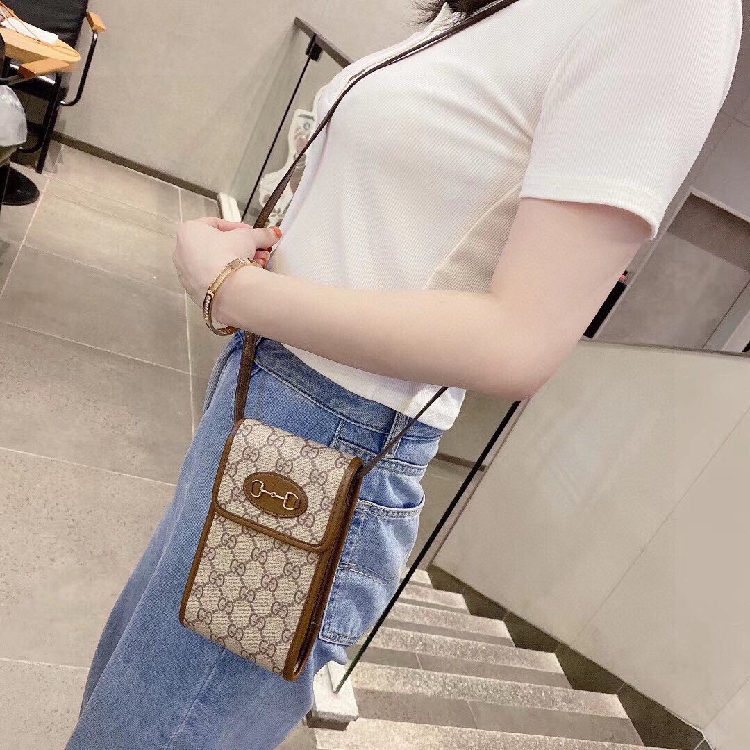  🔥 Gucci马衔扣通用手机包
生活出门不需要带现金的时代，这个包完全可以满足你日常使用
内含卡片槽位