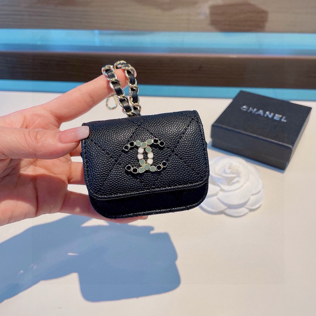 NO:302238,Chanel CHANEL official website 1:1 headphone bag adopts original caviar lychee pattern leather enamel logo fashion mini bag, lanyard can be used as a bag decoration, Bluetooth headphone bag, kill two birds with one stone [strong] Airpods 3rd generation mobile phone case, mobile phone case, chanel, chanel, mini bags, phone cases19860909香奈儿CHANEL官网1:1耳机包 采用原版鱼子酱荔枝纹皮料 珐琅Logo 时尚迷你包包,挂绳可当包饰,蓝牙耳机包,一举两得[强] Airpods 3代手机壳,手机壳,chanel,chanel,mini bags,phone cases,accessory