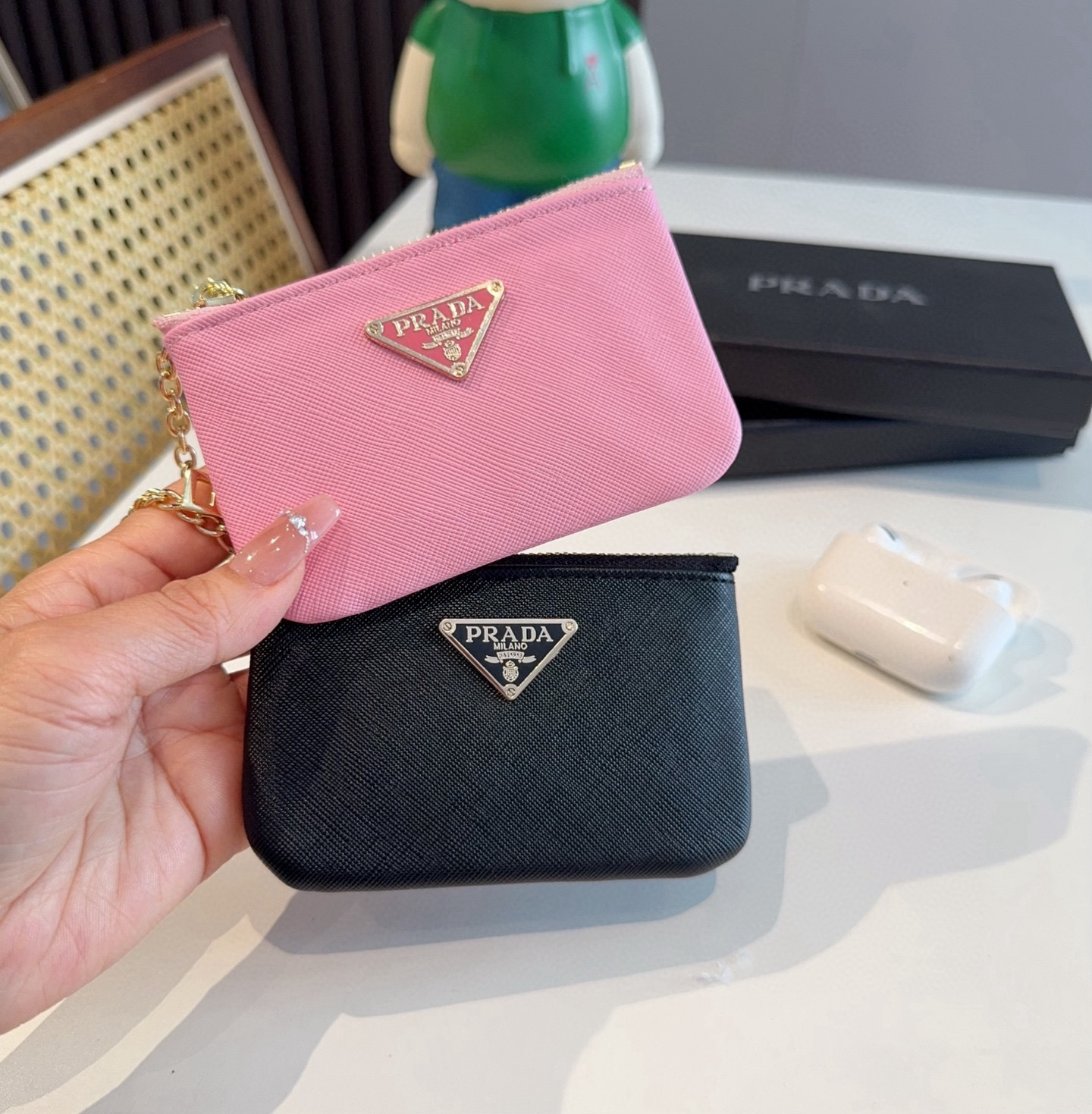 NO:302244,Prada coin wallet headphone bag, bag hanging accessories, lipstick headphones and other small items. The feel is really great for mobile phone cases, mobile phone cases, prada, wallets, phone cases19860909普拉达零钱包 耳机包,包挂饰,可放口红耳机等小物件 手感真的很赞手机壳,手机壳,prada,wallets,phone cases,accessory