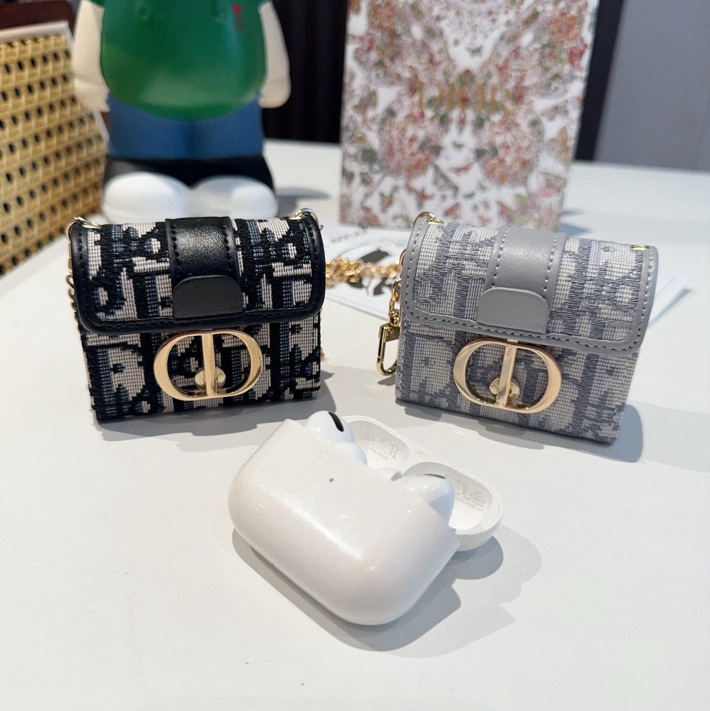 NO:302248,With crossbody chain Dior Montaigne series Bluetooth headphone bag earphone cover, mini crossbody bag bag pendant universal style size 7.5*6.5*3cm, mobile phone case, mobile phone case, dior, phone cases19860909配斜挎链条Dior蒙田系列蓝牙耳机包耳机套,迷你斜挎小包 包包挂件 通用款式 尺寸7.5*6.5*3cm,手机壳,手机壳,dior,phone cases,accessory