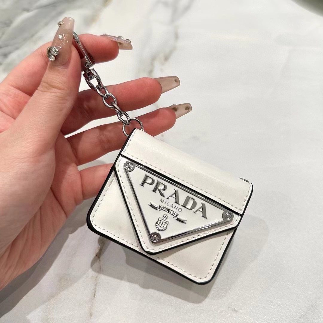 NO:302251,Prada Prada headphone case Bluetooth headphone bag must have concave styling Airpods1/2/3/Pro/Pro2 universal mobile phone case, mobile phone case, prada, prada, phone cases19860909Prada普拉达耳机套 蓝牙耳机包 凹造型必备 Airpods1/2/3/Pro/Pro2通用手机壳,手机壳,prada,prada,phone cases,accessory