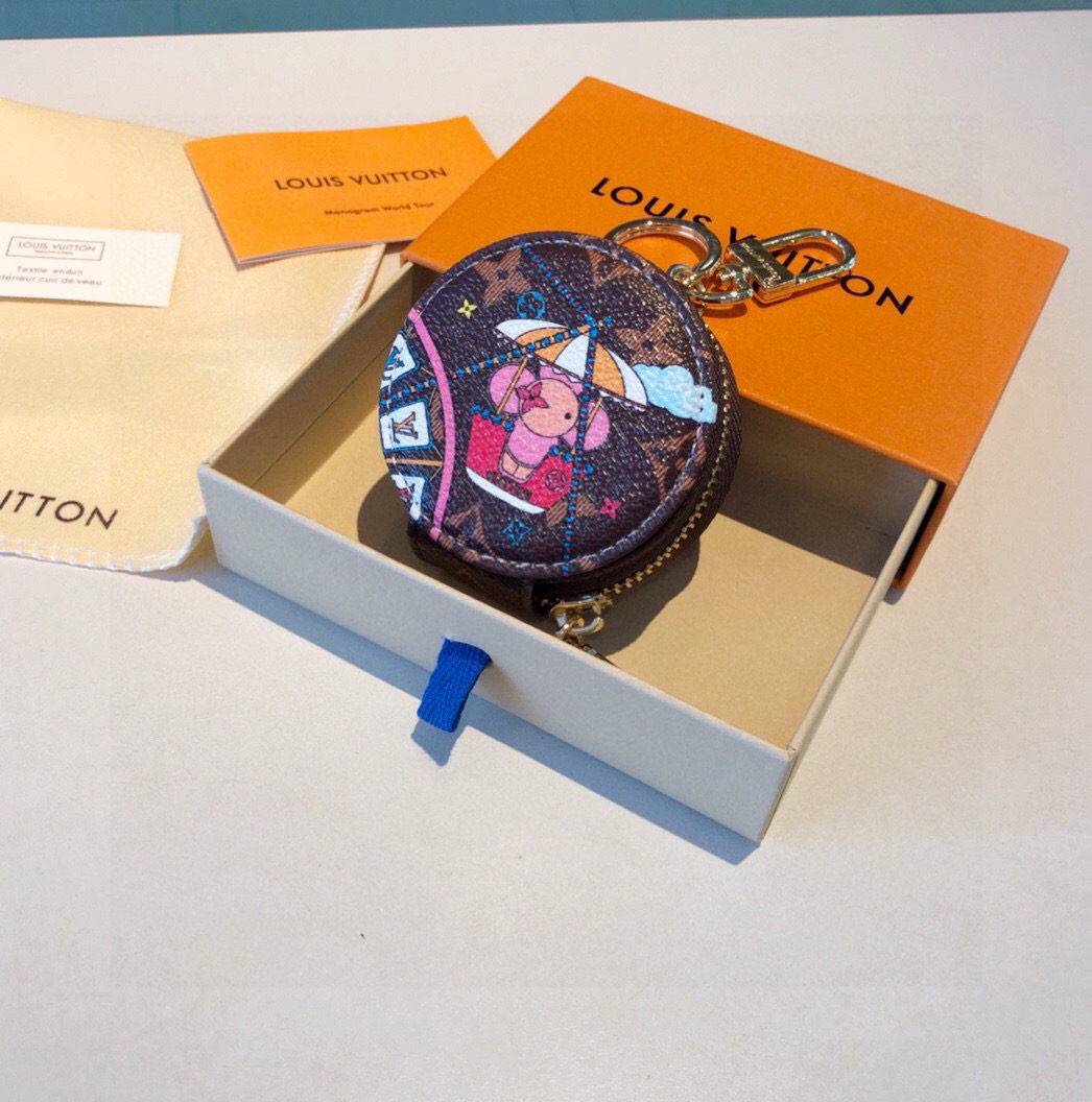 NO:302257,LV Christmas amusement park series, Bluetooth headphone bag with keychain, universal headphone bag, can be assured that the phone of the ear can be hung on the bag, keychain, kill two birds with one stone [strong] Suitable for Apple Airpods 1-2 generation, Pro Huawei FreeBuds 3 picture packaging mobile phone case, mobile phone case, louis vuitton, keychain, phone cases19860909LV圣诞游乐场系列,蓝牙耳机包搭配钥匙扣,通用型耳机包,既可以放心爱耳的机还可以美美挂包在包上、钥匙扣、一举俩得[强] 适用苹果Airpods1-2代,Pro 华为FreeBuds3配图片包装手机壳,手机壳,louis vuitton,keychain,phone cases,accessory