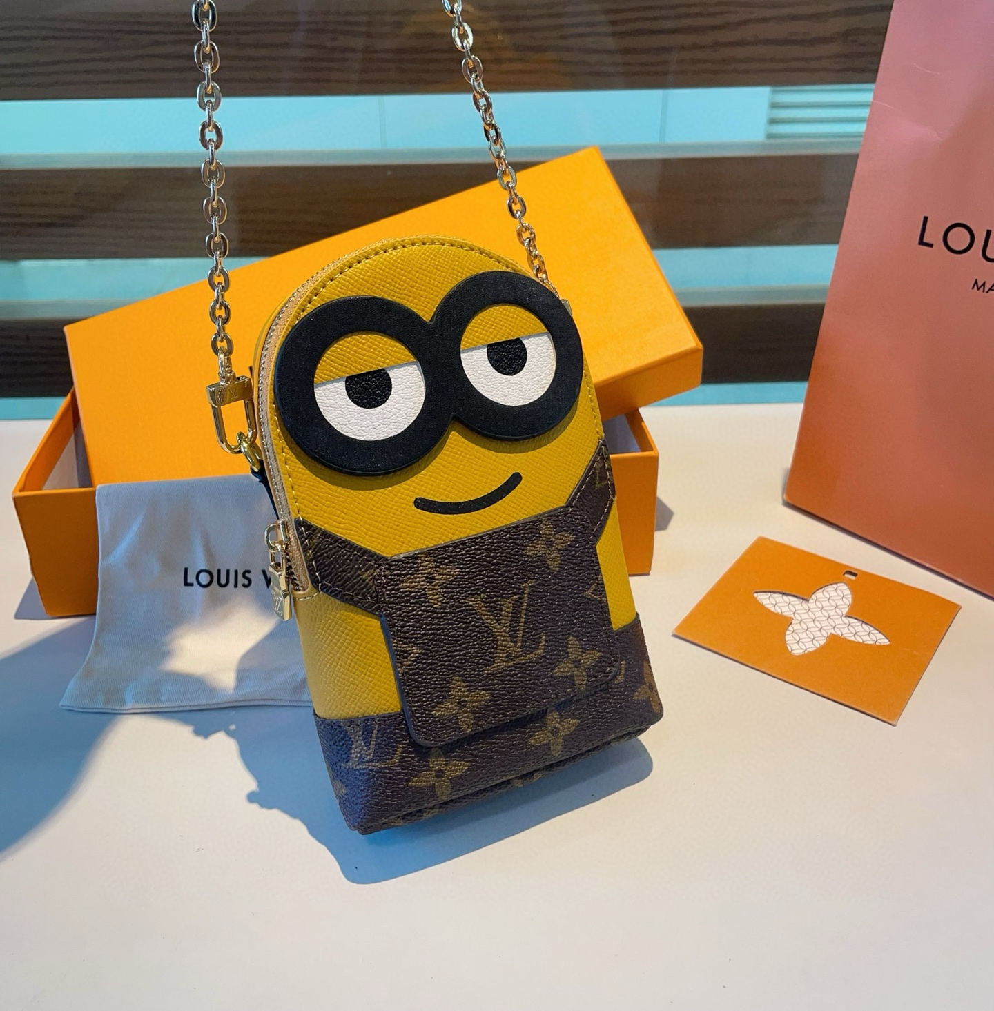 NO:302264,LV minion mobile phone bag, chain crossbody mobile phone bag, coin wallet, can hold 1/2 of mobile phones and change. When you don’t need to bring cash when you go out, this bag can satisfy your daily use. Simple, convenient, fashionable and generous. The most popular bag this summer, the best choice [bad smile] mobile phone case, mobile phone case, louis vuitton, wallets, phone cases19860909LV小黄人手机包,链条斜挎手机包,零钱包,可装1/2部手机及零钱 生活出门不需要带现金的时代,这个包完全可以满足你日常使用 简单方便时尚大方 今年夏天最火的包包,不二选择[坏笑]手机壳,手机壳,louis vuitton,wallets,phone cases,accessory