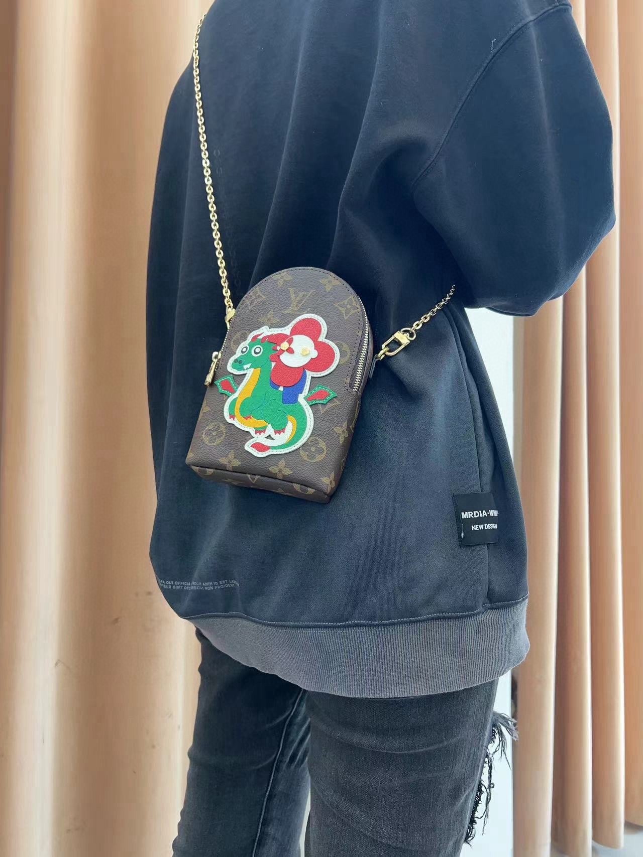 NO:302266,LV Sunflower Feilong mobile phone bag, chain crossbody mobile phone bag, coin wallet, can hold 1/2 of mobile phones and change. When you don’t need to bring cash when you go out, this bag can meet your daily use. Simple, convenient, fashionable and generous. The most popular bag this summer, the best choice [bad smile] mobile phone case, mobile phone case, louis vuitton, wallets, phone cases19860909LV太阳花飞龙手机包,链条斜挎手机包,零钱包,可装1/2部手机及零钱 生活出门不需要带现金的时代,这个包完全可以满足你日常使用 简单方便时尚大方 今年夏天最火的包包,不二选择[坏笑]手机壳,手机壳,louis vuitton,wallets,phone cases,accessory