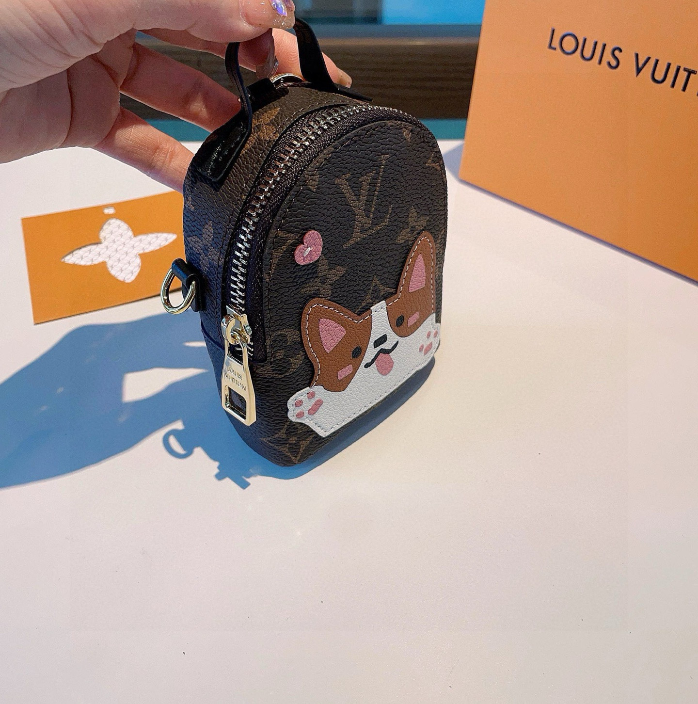❗原单货
☀ LOUIS VUITTON 新款卡通链条斜挎小包，mini包包 可装银行卡💄蓝牙耳机…钥匙