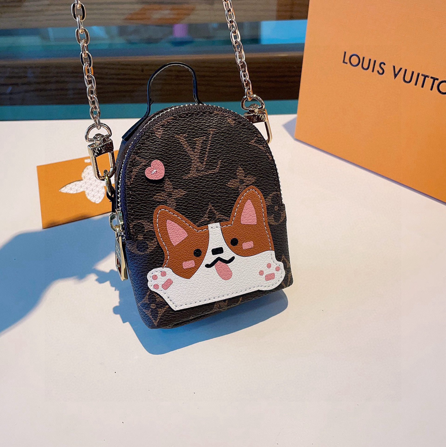 ❗原单货
☀ LOUIS VUITTON 新款卡通链条斜挎小包，mini包包 可装银行卡💄蓝牙耳机…钥匙
