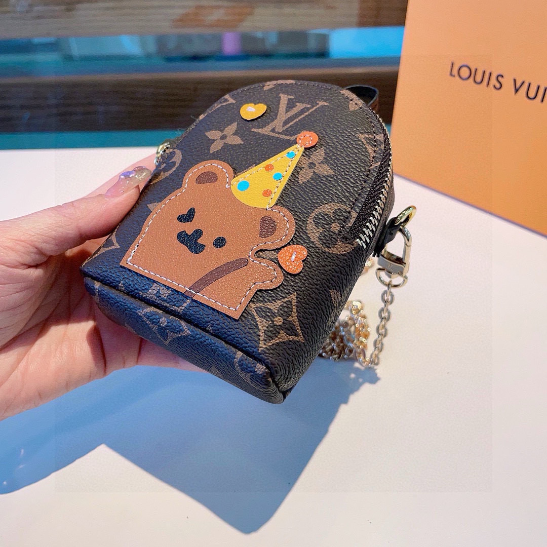 ❗原单货
☀ LOUIS VUITTON 新款卡通链条斜挎小包，mini包包 可装银行卡💄蓝牙耳机…钥匙