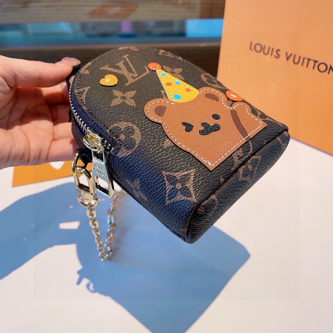 ❗原单货
☀ LOUIS VUITTON 新款卡通链条斜挎小包，mini包包 可装银行卡💄蓝牙耳机…钥匙