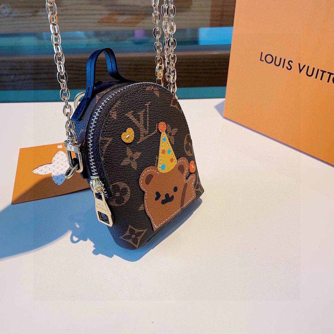 ❗原单货
☀ LOUIS VUITTON 新款卡通链条斜挎小包，mini包包 可装银行卡💄蓝牙耳机…钥匙