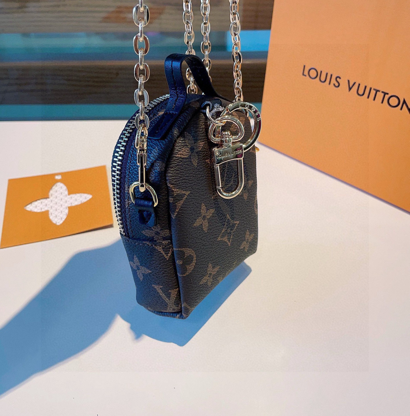 ❗原单货
☀ LOUIS VUITTON 新款卡通链条斜挎小包，mini包包 可装银行卡💄蓝牙耳机…钥匙