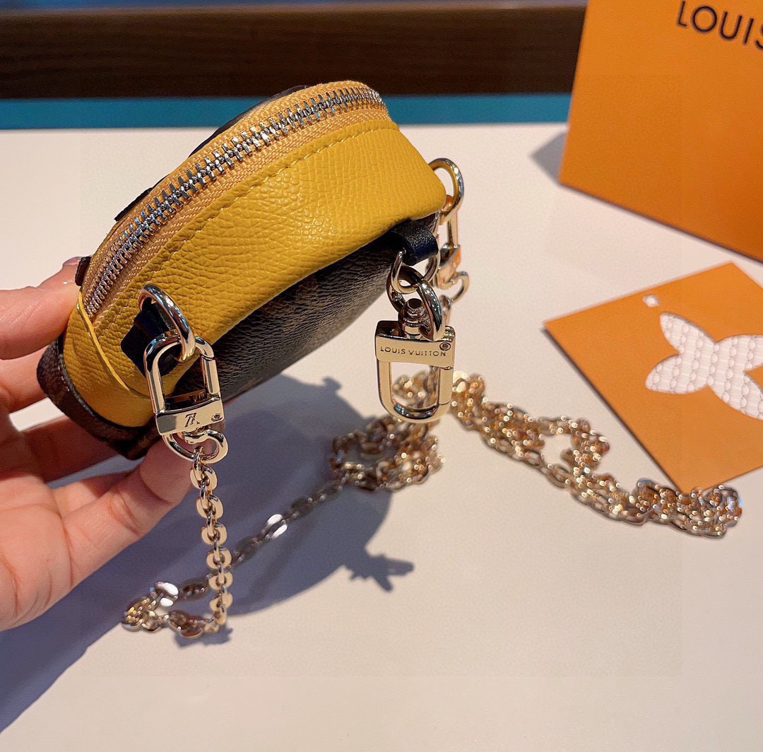 ❗原单货
☀ LOUIS VUITTON 小黄人链条斜挎小包，mini包包 可装银行卡💄蓝牙耳机…钥匙扣