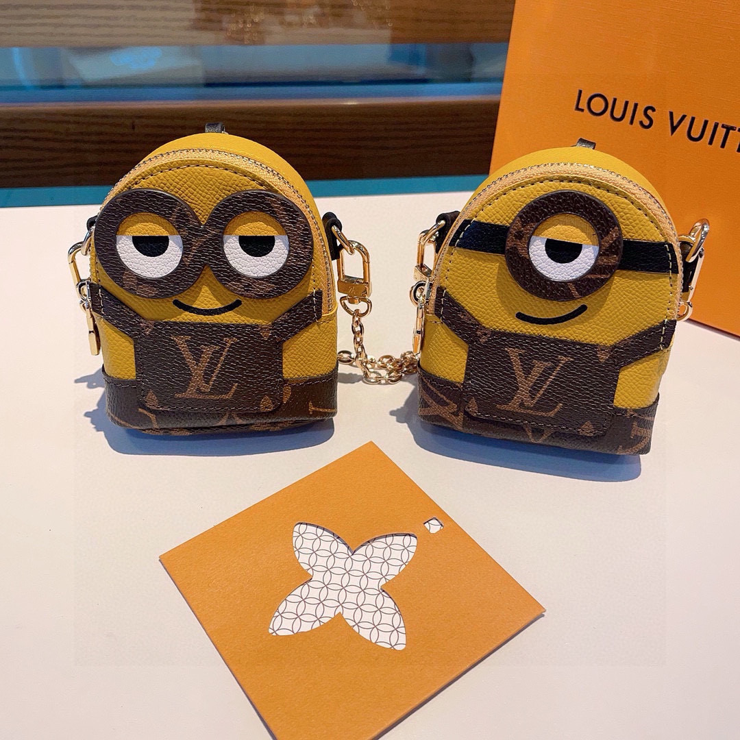 ❗原单货
☀ LOUIS VUITTON 小黄人链条斜挎小包，mini包包 可装银行卡💄蓝牙耳机…钥匙扣