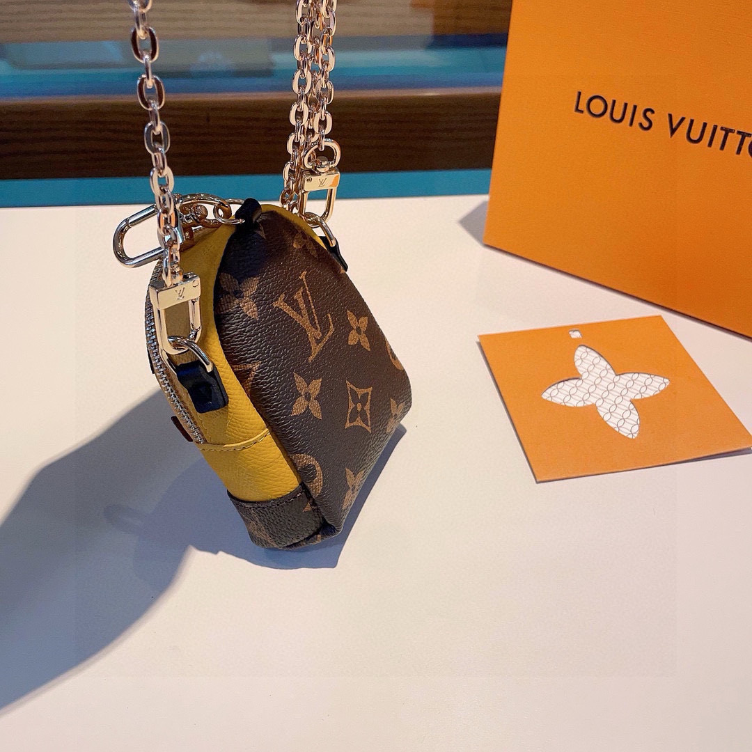 ❗原单货
☀ LOUIS VUITTON 小黄人链条斜挎小包，mini包包 可装银行卡💄蓝牙耳机…钥匙扣