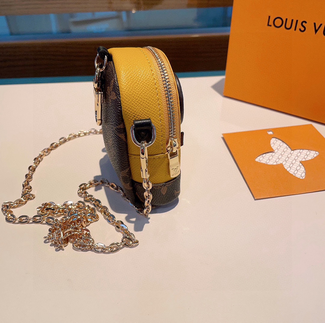 ❗原单货
☀ LOUIS VUITTON 小黄人链条斜挎小包，mini包包 可装银行卡💄蓝牙耳机…钥匙扣