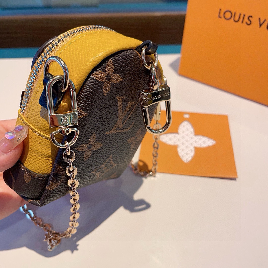 ❗原单货
☀ LOUIS VUITTON 小黄人链条斜挎小包，mini包包 可装银行卡💄蓝牙耳机…钥匙扣