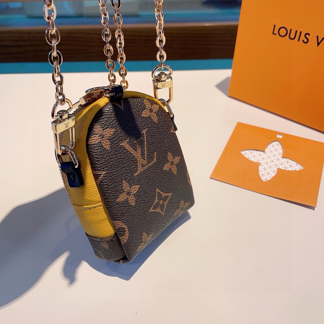 ❗原单货
☀ LOUIS VUITTON 小黄人链条斜挎小包，mini包包 可装银行卡💄蓝牙耳机…钥匙扣