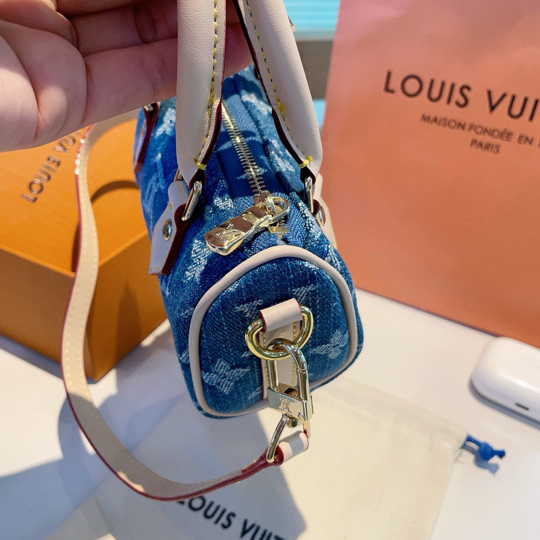   配链条❗️新品❗️LV手提mini牛仔布枕头包 
☀️Louis Vuitton 路易威登lv迷你手