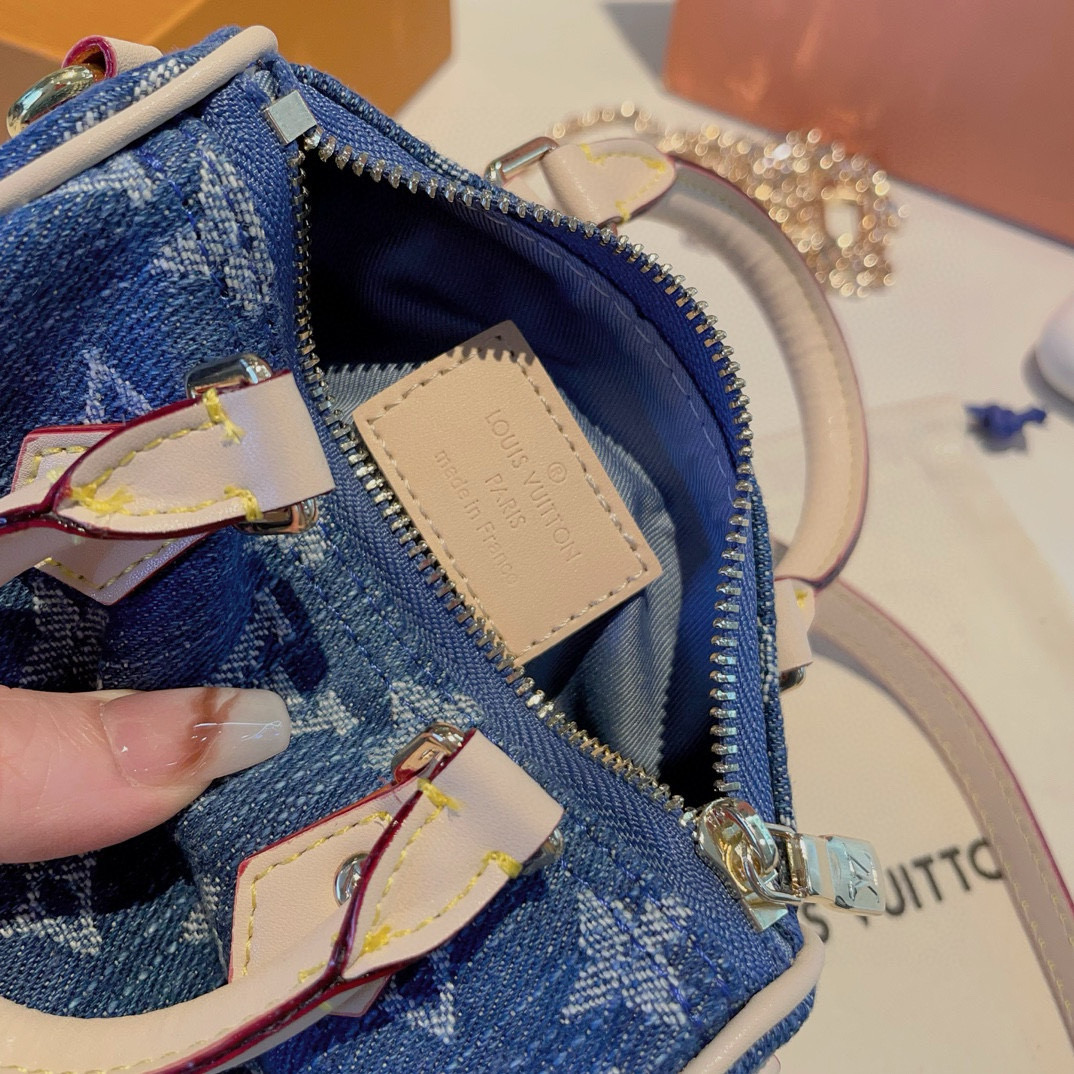   配链条❗️新品❗️LV手提mini牛仔布枕头包 
☀️Louis Vuitton 路易威登lv迷你手