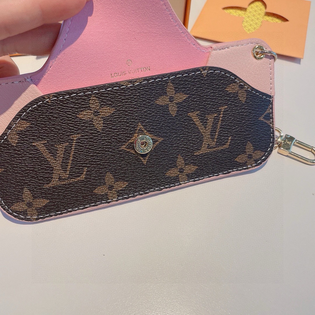  ❤️旅游必备神器
驴家眼镜保护套LV墨镜🕶️套#咖色#粉色#绿色
经常戴墨镜或眼镜的强烈推荐
有了它不