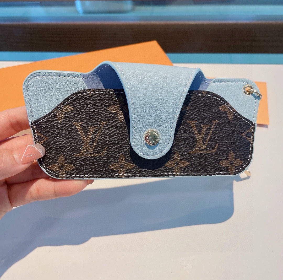  ❤️旅游必备神器
驴家眼镜保护套LV墨镜🕶️套#咖色#粉色#绿色
经常戴墨镜或眼镜的强烈推荐
有了它不