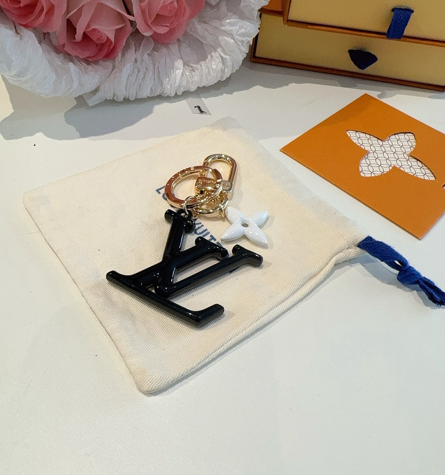  。LV钥匙扣珐琅工艺LV字母挂件 PoP Flower包和钥匙扣的魅力非常适合为皮革配饰增添标志性的色