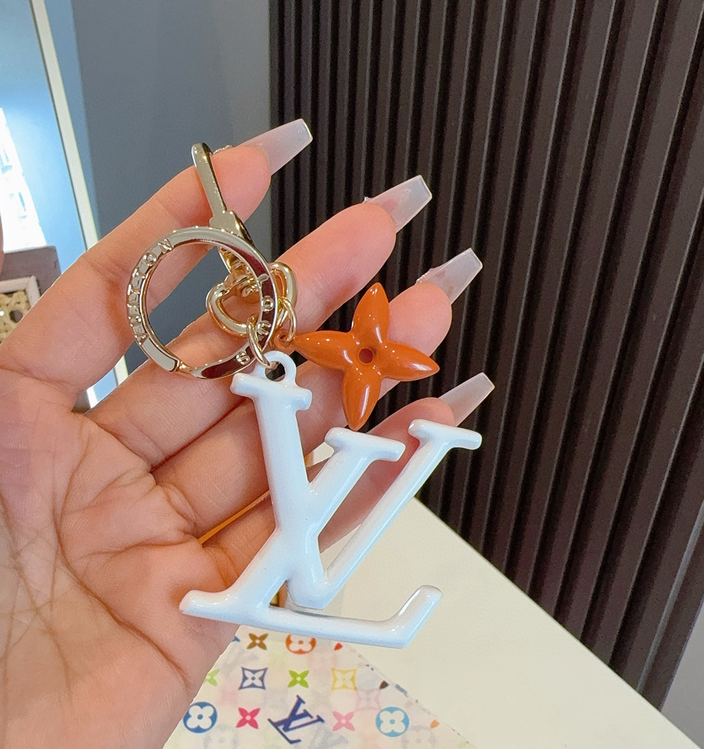  。LV钥匙扣珐琅工艺LV字母挂件 PoP Flower包和钥匙扣的魅力非常适合为皮革配饰增添标志性的色