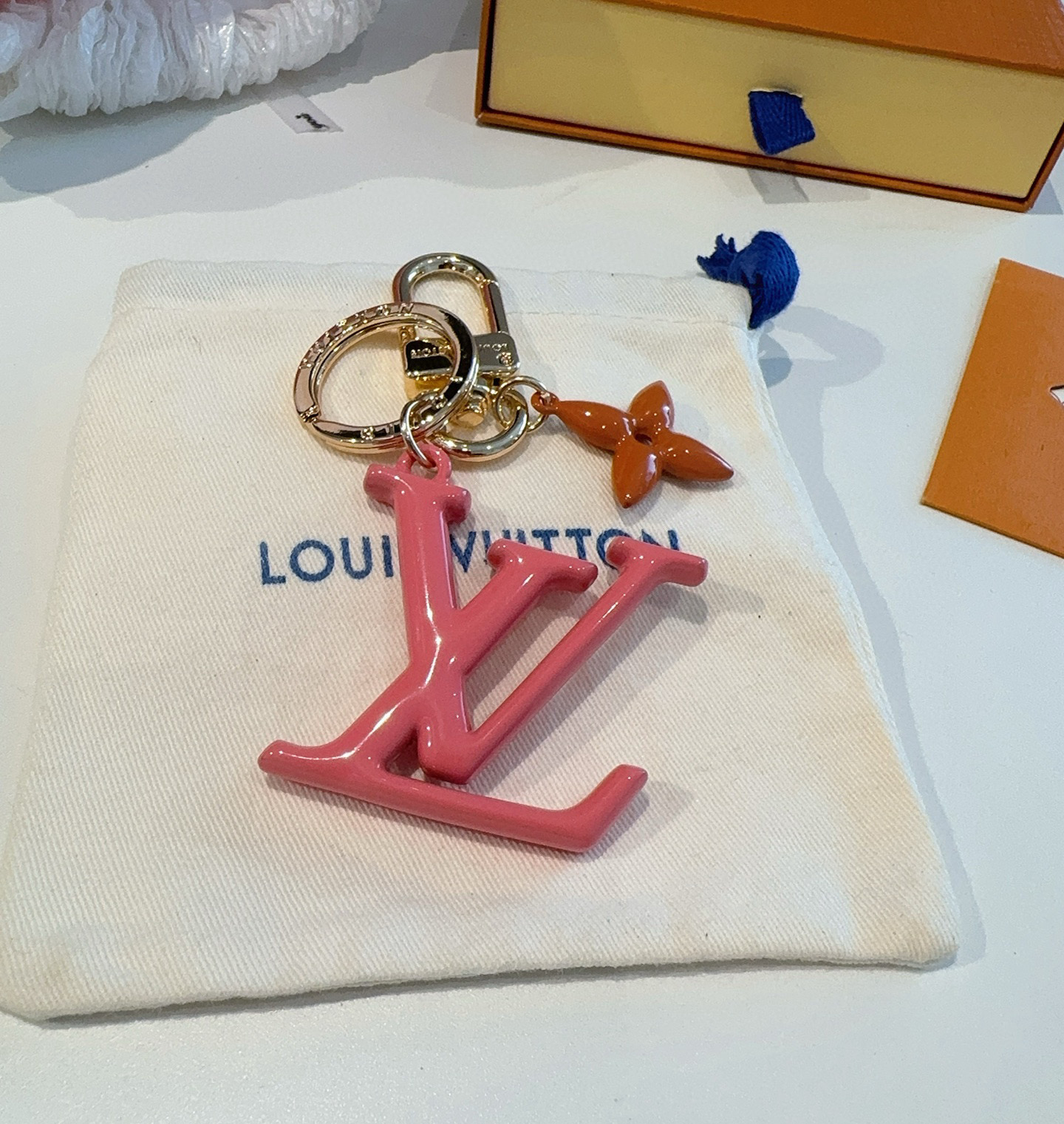  。LV钥匙扣珐琅工艺LV字母挂件 PoP Flower包和钥匙扣的魅力非常适合为皮革配饰增添标志性的色