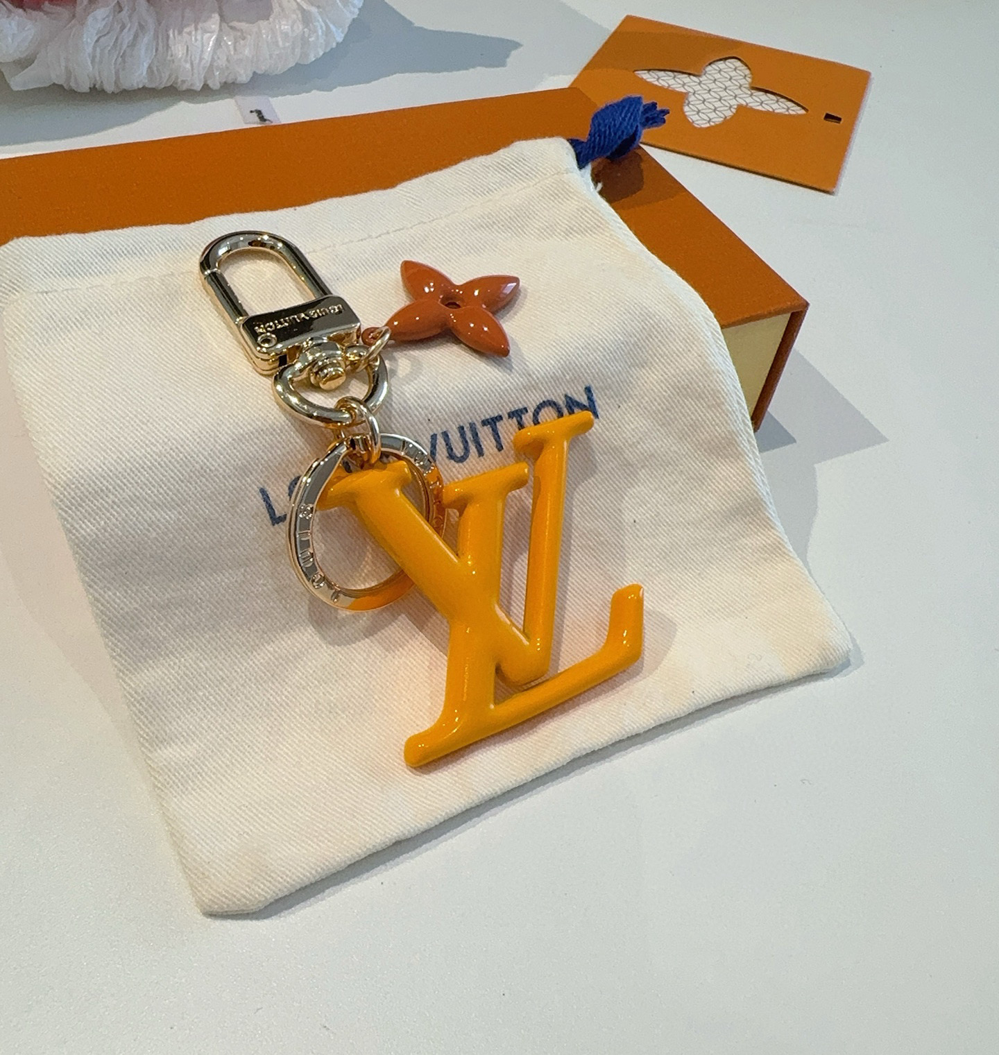  。LV钥匙扣珐琅工艺LV字母挂件 PoP Flower包和钥匙扣的魅力非常适合为皮革配饰增添标志性的色