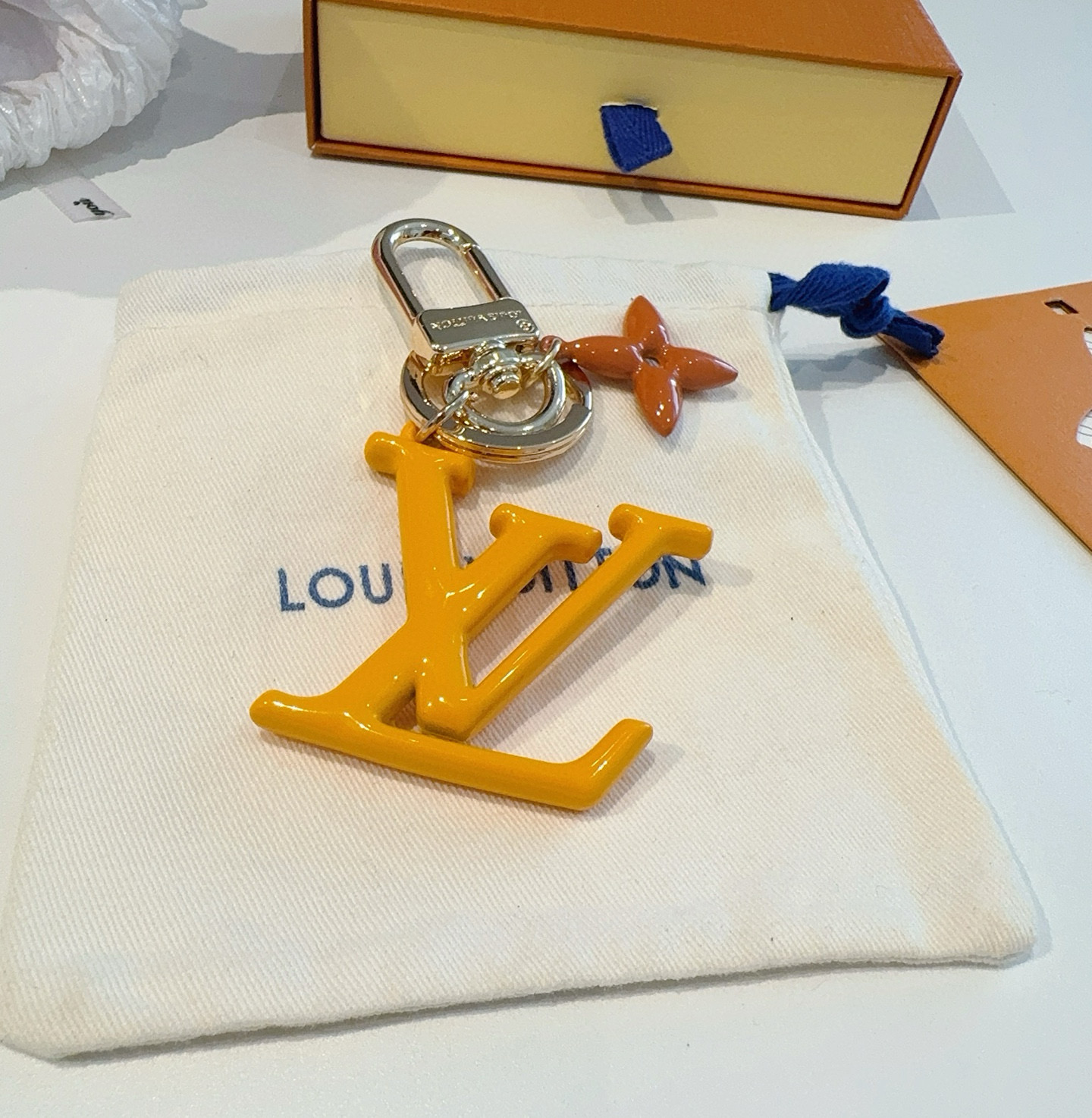  。LV钥匙扣珐琅工艺LV字母挂件 PoP Flower包和钥匙扣的魅力非常适合为皮革配饰增添标志性的色